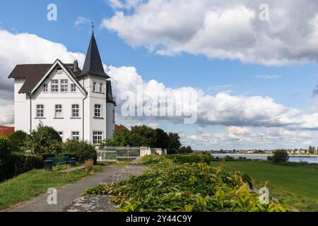 villa am Rheindeich im Stadtteil Langel, Merkenich, Köln, Deutschland. Villa am Rheindeich im Stadtteil Langel, Merkenich, Köln, Deutschl Stockfoto