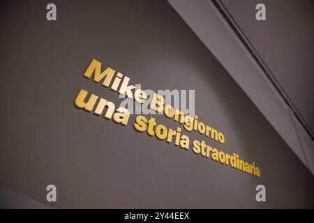 Mailand, Italien. September 2024. Palazzo Relae. Mostra "Mike Bongiorno 1924-2024" - Cultura - Milano, Italia - Luned&#xec;' 16 settembre 2024(Foto Alessandro Cimma/Lapresse) Palazzo Relae. &#x201c;Mike Bongiorno 1924-2024&#x201d; Ausstellung - Kultur - Mailand, Italien - Montag, 16. September 2024 (Foto Alessandro Cimma/Lapresse) Credit: LaPresse/Alamy Live News Stockfoto