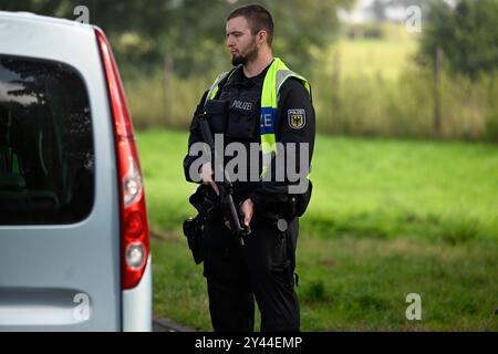 Aachen, Deutschland. September 2024. Bundespolizisten kontrollieren Fahrzeuge nach Deutschland an der Grenze zu Belgien. Um Mitternacht begann die Polizei mit ihren Kontrollen gegen unbefugte Einreise nach Deutschland. Nach dem Messerangriff in Solingen hat die Bundesregierung strengere Maßnahmen an den Grenzen zur Bekämpfung der illegalen Einreise eingeführt. Quelle: Roberto Pfeil/dpa/Alamy Live News Stockfoto