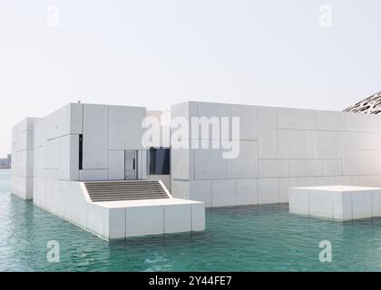 Saint Ouen, Paris, Frankreich. September 2024. Der Louvre Abu Dhabi ist ein 2017 gegründetes Museum, das am 8. November 2017 eröffnet und am 11. November für die Öffentlichkeit geöffnet wurde. Dieses Museum, das vom Louvre Museum abhängt und in einer Architektur untergebracht ist, die dem französischen Architekten Jean Nouvel anvertraut wurde, wurde nach einem Regierungsabkommen zwischen Frankreich und dem Emirat Abu Dhabi am 6. März 2007 geschaffen. Dieses Museum ist Teil eines Kulturviertels, das sich im Bau befindet, auf der Insel Saadiyat Stockfoto