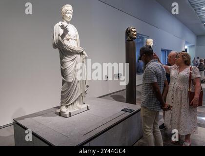 Saint Ouen, Paris, Frankreich. September 2024. Der Louvre Abu Dhabi ist ein 2017 gegründetes Museum, das am 8. November 2017 eröffnet und am 11. November für die Öffentlichkeit geöffnet wurde. Dieses Museum, das vom Louvre Museum abhängt und in einer Architektur untergebracht ist, die dem französischen Architekten Jean Nouvel anvertraut wurde, wurde nach einem Regierungsabkommen zwischen Frankreich und dem Emirat Abu Dhabi am 6. März 2007 geschaffen. Dieses Museum ist Teil eines Kulturviertels, das sich im Bau befindet, auf der Insel Saadiyat Stockfoto