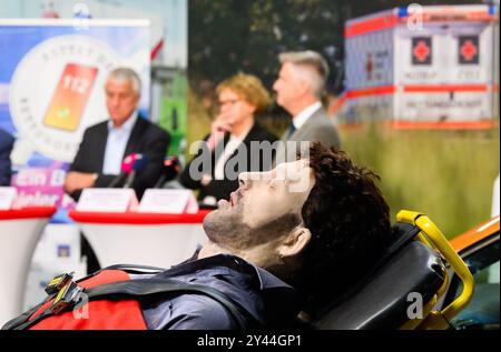 16. September 2024, Niedersachsen, Hannover: Auf einer Pressekonferenz zum Relaunch der Allianz „Rettet den Rettungsdienst 2,0“ im Simulations- und Trainingszentrum des Deutschen Roten Kreuzes liegt eine Trainingspuppe auf einer Trage. Foto: Julian Stratenschulte/dpa Stockfoto