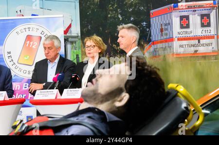 16. September 2024, Niedersachsen, Hannover: Hubert Meyer (l-r), Geschäftsführer des Niedersächsischen Landkreises (NLT), Daniela Behrens (SPD), Innenministerin Niedersachsens, und Ralf Selbach, Geschäftsführer des Deutschen Roten Kreuzes Niedersachsen, stehen auf einer Pressekonferenz zum Relaunch der Allianz "Rettung des Rettungsdienstes 2,0" im Simulations- und Ausbildungszentrum DRK. Eine Trainingspuppe liegt im Vordergrund. Foto: Julian Stratenschulte/dpa Stockfoto