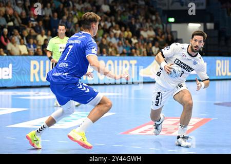 Tim Suton (TBV Lemgo Lippe 23) gegen Julian Koester (VfL Gummersbach 7) VfL Gummersbach vs. TBV Lemgo Lippe, Handball, Daikin 1. Bundesliga, 2. Spieltag, Spielzeit 2024-2025, Schwalbe Arena Gummersbach, 15,09.2024 Foto: Eibner-Pressefoto/Jürgen Augst Stockfoto