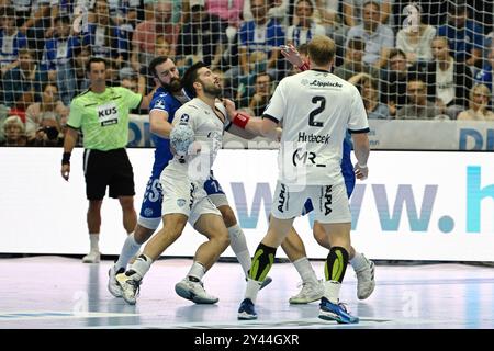 ZWEIKAMPF Tim Suton (TBV Lemgo Lippe 23) und Teitur Einarsson (VfL Gummersbach 14) VfL Gummersbach vs. TBV Lemgo Lippe, Handball, Daikin 1. Bundesliga, 2. Spieltag, Spielzeit 2024-2025, Schwalbe Arena Gummersbach, 15,09.2024 Foto: Eibner-Pressefoto/Jürgen Augst Stockfoto