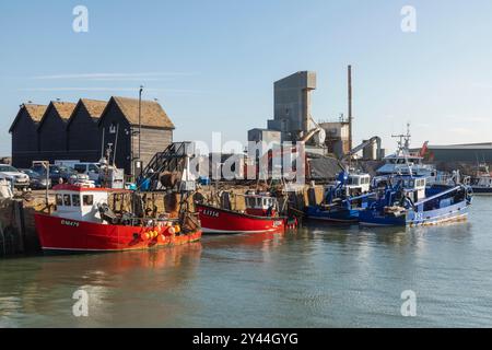 England, Kent, Whitstable, Whitstable Harbour, Farbenfrohe Fischerboote Stockfoto