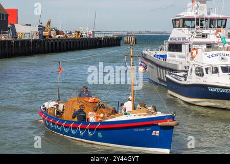 England, Kent, Whitstable, Whitstable Harbour, Vintage RNLI Lifeboat Harbour Tour Stockfoto