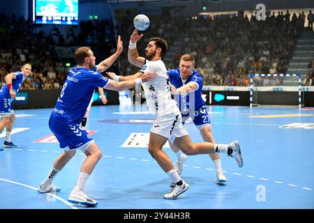 Tim Suton (TBV Lemgo Lippe 23) gegen Lukas Blohme (VfL Gummersbach 8) VfL Gummersbach vs. TBV Lemgo Lippe, Handball, Daikin 1. Bundesliga, 2. Spieltag, Spielzeit 2024-2025, Schwalbe Arena Gummersbach, 15,09.2024 Foto: Eibner-Pressefoto/Jürgen Augst Stockfoto