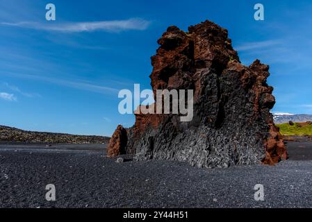 Lavasteinmauern am schwarzen Strand von Djupalon auf der Halbinsel Snaefellsnes in Island Stockfoto