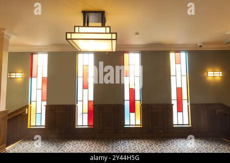 England, Kent, Whitstable, Peter Cushing Wetherspoon Pub, Farbenfrohe Art Déco-Fenster Stockfoto