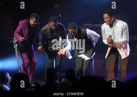 Die Jacksons (Tito, Jackie, Marlon und Jermaine) treten auf der Jackson Family Unity Tour im Apollo Theater in New York City auf. Stockfoto