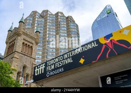 Schild für das Toronto International Film Festival auf der Außenseite der Roy Thompson Hall. Stockfoto