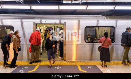 Leute, die an der Yonge-Bloor Station in eine U-Bahn steigen und aus ihr steigen. Stockfoto