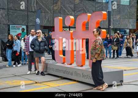 Die Leute posieren für Bilder vom Toronto International Film Festival auf der King Street. Stockfoto