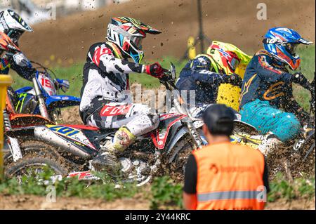 Agios Sozomenos, Zypern - 11. Februar 2024: Motocross-Fahrer, die sich im Schlamm befanden, traten bei einem Rennen während der zyprischen MX-Pro-Meisterschaft an Stockfoto