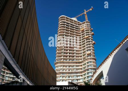 In Ayia Napa Marina, Zypern, wird ein moderner Wohnturm gebaut, der ein zeitgenössisches architektonisches Design zeigt Stockfoto