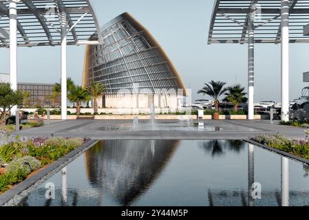 Die moderne Architektur von Ayia Napa Marina spiegelt sich in den Wasserfontänen an einem sonnigen Tag in Ayia Napa, Zypern Stockfoto