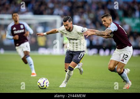 Everton-Mittelfeldspieler Jack Harrison (11) kämpft am 14. September 2024 im Villa Park in Birmingham um Besitz gegen Lucas Digne (12). Foto Manjit Narotra/ProSportsImages/DPPI Stockfoto