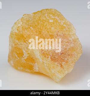 Strahlendes Gelbes Calcit-Mineral mit natürlicher Eleganz und lebendigen Farbtönen. Stockfoto