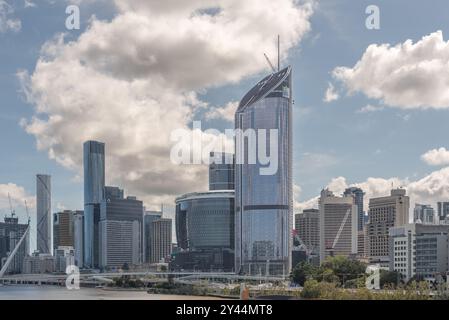 BRISBANE, QUEENSLAND, AUSTRALIEN. August 2024. Blick über den Fluss des Brisbane CBD einschließlich Star Casino, einem CBUS-Gebäude mit weißen Wolken. Stockfoto