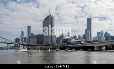 BRISBANE, QUEENSLAND, AUSTRALIEN. September 2024. Blick über den Fluss des Brisbane CBD einschließlich Star Casino und CBUS Gebäude Stockfoto