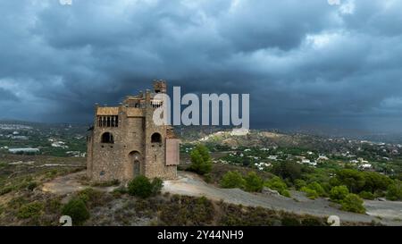 Das Castillo de la Mota in Alhaurín el Grande an einem dunklen regnerischen Tag Stockfoto