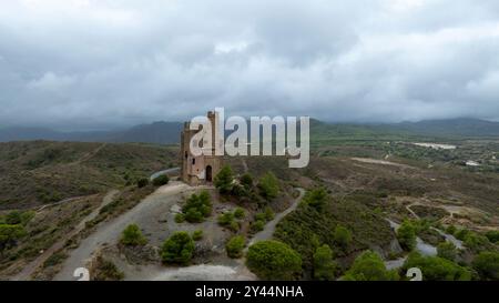 Das Castillo de la Mota in Alhaurín el Grande an einem dunklen regnerischen Tag Stockfoto