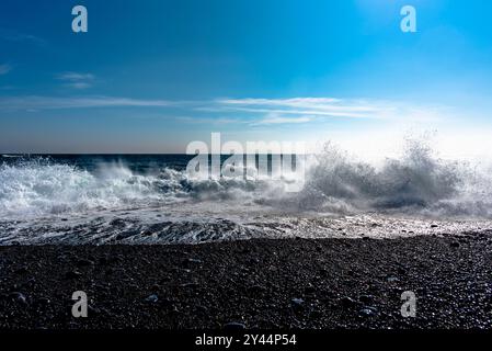 Wellen krachen am schwarzen Strand von Djupalon auf der Halbinsel Snaefellsnes in Island Stockfoto