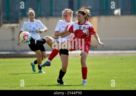 Kiew, Ukraine 15. September 2024 Daria Kruk (12 Mariupol) ist vor Petlovana Maria (4 Ateks) im Kampf um den Ball des Matches ukrainische Fußball Meisterschaft Frauen Higher League Spiel zwischen Mariupol und Ateks in der Temp Arena in Kiew, Ukraine (KUBANOV PAVLO UKR/SPP) Stockfoto