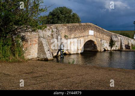 Potter Heigham mittelalterliche Brücke über den Fluss Thurne 13thc Backstein und Stein drei Bogenbrücke Mittelbogen rundeten zwei seitliche Seiten nach North Norfolk Bro Stockfoto
