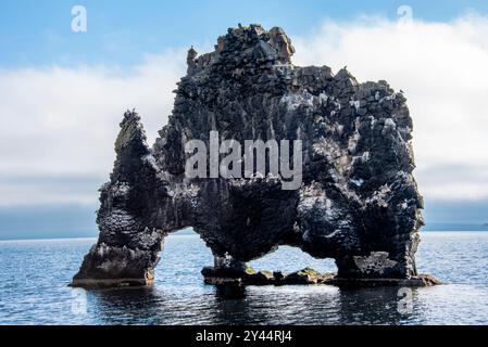 Blick auf den Hvitserkur-Stapel am Hunafiordur-Fjord im Norden Islands Stockfoto