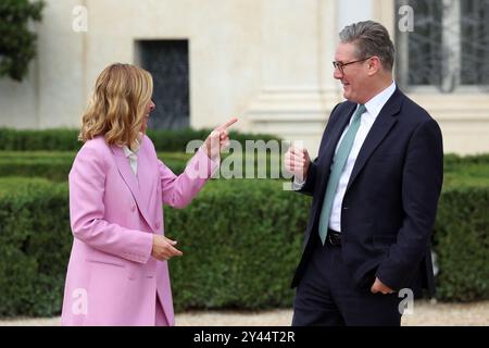 Premierminister Sir Keir Starmer mit der italienischen Premierministerin Giorgia Meloni in der Villa Doria Pamphilj in Rom, Italien. Bilddatum: Montag, 16. September 2024. Stockfoto