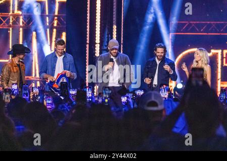 Edmonton, Kanada. September 2024. Brett Kissel (L) und Edmonton Oilers Spieler Corey Perry (L2) und Leon Draisaitl (C1) präsentieren Co-Host Thomas Rhett mit seinem eigenen Number 84 Edmonton Oilers Jersey bei den Canadian Country Music Association Awards in Rexall Place. Quelle: SOPA Images Limited/Alamy Live News Stockfoto