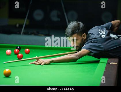 Kalkutta, Indien. September 2024. Die West Bengal Billiards Association (WBBA) hat in Zusammenarbeit mit der Billiards and Snooker Federation of India (BSFI) vom 10. Bis 15. September 2024 das Bengal Snooker League & Pro-am Snooker Turnier im renommierten Saturday Club organisiert. Magic Cannons and Rockets, die beiden Teams kämpfen um das Finale, in dem Team Magic Cannons gewinnt. (Foto von Amlan Biswas/Pacific Press) Credit: Pacific Press Media Production Corp./Alamy Live News Stockfoto