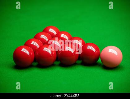 Kalkutta, Indien. September 2024. Die West Bengal Billiards Association (WBBA) hat in Zusammenarbeit mit der Billiards and Snooker Federation of India (BSFI) vom 10. Bis 15. September 2024 das Bengal Snooker League & Pro-am Snooker Turnier im renommierten Saturday Club organisiert. Magic Cannons and Rockets, die beiden Teams kämpfen um das Finale, in dem Team Magic Cannons gewinnt. (Foto von Amlan Biswas/Pacific Press) Credit: Pacific Press Media Production Corp./Alamy Live News Stockfoto