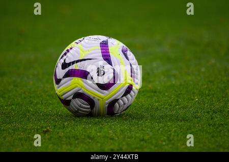 Wolverhampton, Großbritannien. September 2024. Der Premier League Match Ball während des Spiels Wolverhampton Wanderers FC gegen Newcastle United FC English Premier League im Molineux Stadium, Wolverhampton, England, Vereinigtes Königreich am 15. September 2024 Credit: Every Second Media/Alamy Live News Stockfoto