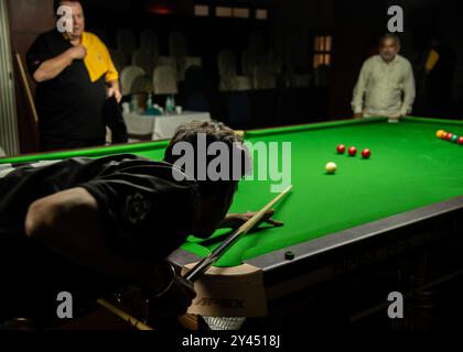 Kalkutta, Westbengalen, Indien. September 2024. Die West Bengal Billiards Association (WBBA) hat in Zusammenarbeit mit der Billiards and Snooker Federation of India (BSFI) vom 10. Bis 15. September 2024 das Bengal Snooker League & Pro-am Snooker Turnier im renommierten Saturday Club organisiert. Magic Cannons and Rockets, die beiden Teams kämpfen um das Finale, in dem Team Magic Cannons gewinnt. (Kreditbild: © Amlan Biswas/Pacific Press via ZUMA Press Wire) NUR REDAKTIONELLE VERWENDUNG! Nicht für kommerzielle ZWECKE! Stockfoto