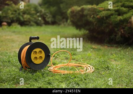 Verlängerungskabel auf grünem Gras im Freien Stockfoto