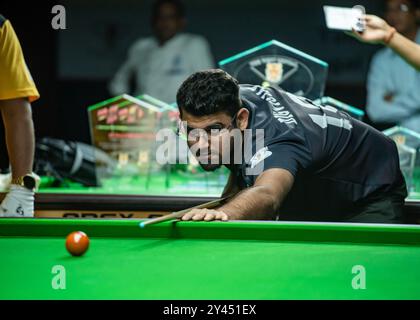 Kalkutta, Westbengalen, Indien. September 2024. Die West Bengal Billiards Association (WBBA) hat in Zusammenarbeit mit der Billiards and Snooker Federation of India (BSFI) vom 10. Bis 15. September 2024 das Bengal Snooker League & Pro-am Snooker Turnier im renommierten Saturday Club organisiert. Magic Cannons and Rockets, die beiden Teams kämpfen um das Finale, in dem Team Magic Cannons gewinnt. (Kreditbild: © Amlan Biswas/Pacific Press via ZUMA Press Wire) NUR REDAKTIONELLE VERWENDUNG! Nicht für kommerzielle ZWECKE! Stockfoto