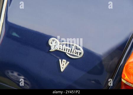 Rückansicht eines 1966 M2 Großen Daimler V8-Emblems – John Gollop Stockfoto