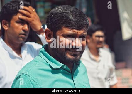 Pulwama, Indien. September 2024. Kanhaiya Kumar, das zuständige All India Congress Committee, NSUI und ehemaliger Präsident der JNU Studenten, sprach zu einer Mega-Versammlung im südlichen Kaschmir-Unterbezirk Tral. Die nationale Konferenz von Jammu und Kaschmir und die Indische Kongressallianz hielten eine Wahlkampfveranstaltung ab, um den Kandidaten Surinder Singh Channi für die bevorstehenden Parlamentswahlen in Jammu und Kaschmir zu unterstützen. (Foto von Firdous Parray/Pacific Press) Credit: Pacific Press Media Production Corp./Alamy Live News Stockfoto