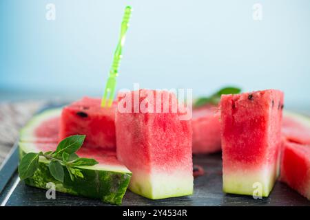 Stücke reifer roter Wassermelone, Nahaufnahme, auf einem Brett. Stockfoto