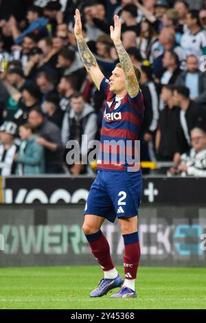 Wolverhampton, Großbritannien. September 2024. Kieran Trippier (2) während des Spiels Wolverhampton Wanderers FC gegen Newcastle United FC English Premier League im Molineux Stadium, Wolverhampton, England, Vereinigtes Königreich am 15. September 2024 Credit: Every Second Media/Alamy Live News Stockfoto