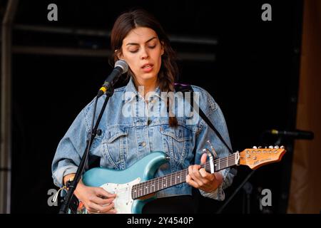 JULIE BYRNE, YOUNG, GREEN MAN FESTIVAL 2014: Eine junge Julie Byrne spielt einen grünen AXL-Spieler Deluxe Gitarre live auf der Wall Garden Stage beim Green man Festival 2014 im Glanusk Park, Brecon, Wales, August 2014. Foto: Rob Watkins. IINFO: Julie Byrne ist eine US-amerikanische Singer-Songwriterin, die für ihre ätherische Stimme und ihre introspektive Folk-Musik bekannt ist. In den 2010er Jahren wurde sie mit Alben wie „Not Even Happiness“ bekannt, wo sie poetische Texte mit minimalistischen akustischen Arrangements kombiniert und so atemberaubend schöne Soundlandschaften schafft. Stockfoto