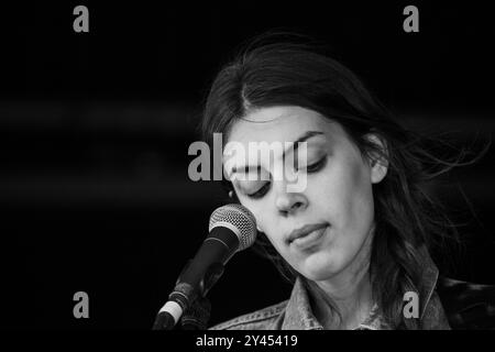 JULIE BYRNE, YOUNG, GREEN MAN FESTIVAL 2014: A Young Julie Byrne live auf der Wall Garden Stage beim Green man Festival 2014 im Glanusk Park, Brecon, Wales, August 2014. Foto: Rob Watkins. IINFO: Julie Byrne ist eine US-amerikanische Singer-Songwriterin, die für ihre ätherische Stimme und ihre introspektive Folk-Musik bekannt ist. In den 2010er Jahren wurde sie mit Alben wie „Not Even Happiness“ bekannt, wo sie poetische Texte mit minimalistischen akustischen Arrangements kombiniert und so atemberaubend schöne Soundlandschaften schafft. Stockfoto