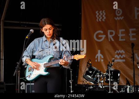 JULIE BYRNE, YOUNG, GREEN MAN FESTIVAL 2014: Eine junge Julie Byrne spielt einen grünen AXL-Spieler Deluxe Gitarre live auf der Wall Garden Stage beim Green man Festival 2014 im Glanusk Park, Brecon, Wales, August 2014. Foto: Rob Watkins. IINFO: Julie Byrne ist eine US-amerikanische Singer-Songwriterin, die für ihre ätherische Stimme und ihre introspektive Folk-Musik bekannt ist. In den 2010er Jahren wurde sie mit Alben wie „Not Even Happiness“ bekannt, wo sie poetische Texte mit minimalistischen akustischen Arrangements kombiniert und so atemberaubend schöne Soundlandschaften schafft. Stockfoto