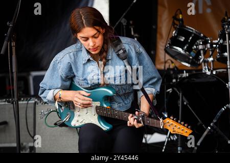 JULIE BYRNE, YOUNG, GREEN MAN FESTIVAL 2014: Eine junge Julie Byrne spielt einen grünen AXL-Spieler Deluxe Gitarre live auf der Wall Garden Stage beim Green man Festival 2014 im Glanusk Park, Brecon, Wales, August 2014. Foto: Rob Watkins. IINFO: Julie Byrne ist eine US-amerikanische Singer-Songwriterin, die für ihre ätherische Stimme und ihre introspektive Folk-Musik bekannt ist. In den 2010er Jahren wurde sie mit Alben wie „Not Even Happiness“ bekannt, wo sie poetische Texte mit minimalistischen akustischen Arrangements kombiniert und so atemberaubend schöne Soundlandschaften schafft. Stockfoto