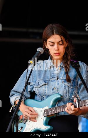 JULIE BYRNE, YOUNG, GREEN MAN FESTIVAL 2014: Eine junge Julie Byrne spielt einen grünen AXL-Spieler Deluxe Gitarre live auf der Wall Garden Stage beim Green man Festival 2014 im Glanusk Park, Brecon, Wales, August 2014. Foto: Rob Watkins. IINFO: Julie Byrne ist eine US-amerikanische Singer-Songwriterin, die für ihre ätherische Stimme und ihre introspektive Folk-Musik bekannt ist. In den 2010er Jahren wurde sie mit Alben wie „Not Even Happiness“ bekannt, wo sie poetische Texte mit minimalistischen akustischen Arrangements kombiniert und so atemberaubend schöne Soundlandschaften schafft. Stockfoto