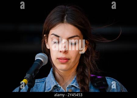 JULIE BYRNE, YOUNG, GREEN MAN FESTIVAL 2014: A Young Julie Byrne live auf der Wall Garden Stage beim Green man Festival 2014 im Glanusk Park, Brecon, Wales, August 2014. Foto: Rob Watkins. IINFO: Julie Byrne ist eine US-amerikanische Singer-Songwriterin, die für ihre ätherische Stimme und ihre introspektive Folk-Musik bekannt ist. In den 2010er Jahren wurde sie mit Alben wie „Not Even Happiness“ bekannt, wo sie poetische Texte mit minimalistischen akustischen Arrangements kombiniert und so atemberaubend schöne Soundlandschaften schafft. Stockfoto