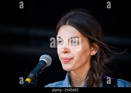 JULIE BYRNE, YOUNG, GREEN MAN FESTIVAL 2014: A Young Julie Byrne live auf der Wall Garden Stage beim Green man Festival 2014 im Glanusk Park, Brecon, Wales, August 2014. Foto: Rob Watkins. IINFO: Julie Byrne ist eine US-amerikanische Singer-Songwriterin, die für ihre ätherische Stimme und ihre introspektive Folk-Musik bekannt ist. In den 2010er Jahren wurde sie mit Alben wie „Not Even Happiness“ bekannt, wo sie poetische Texte mit minimalistischen akustischen Arrangements kombiniert und so atemberaubend schöne Soundlandschaften schafft. Stockfoto